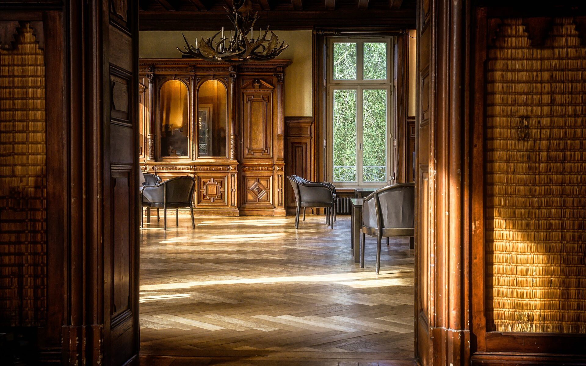 Lames de parquet de même taille posées entre elles de façon perpendiculaire