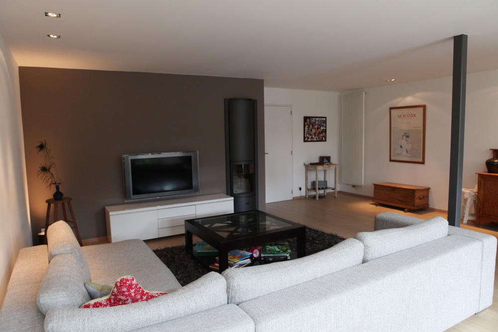 Pose, ponçage et vitrification d’un parquet massif en chêne (42 m²)